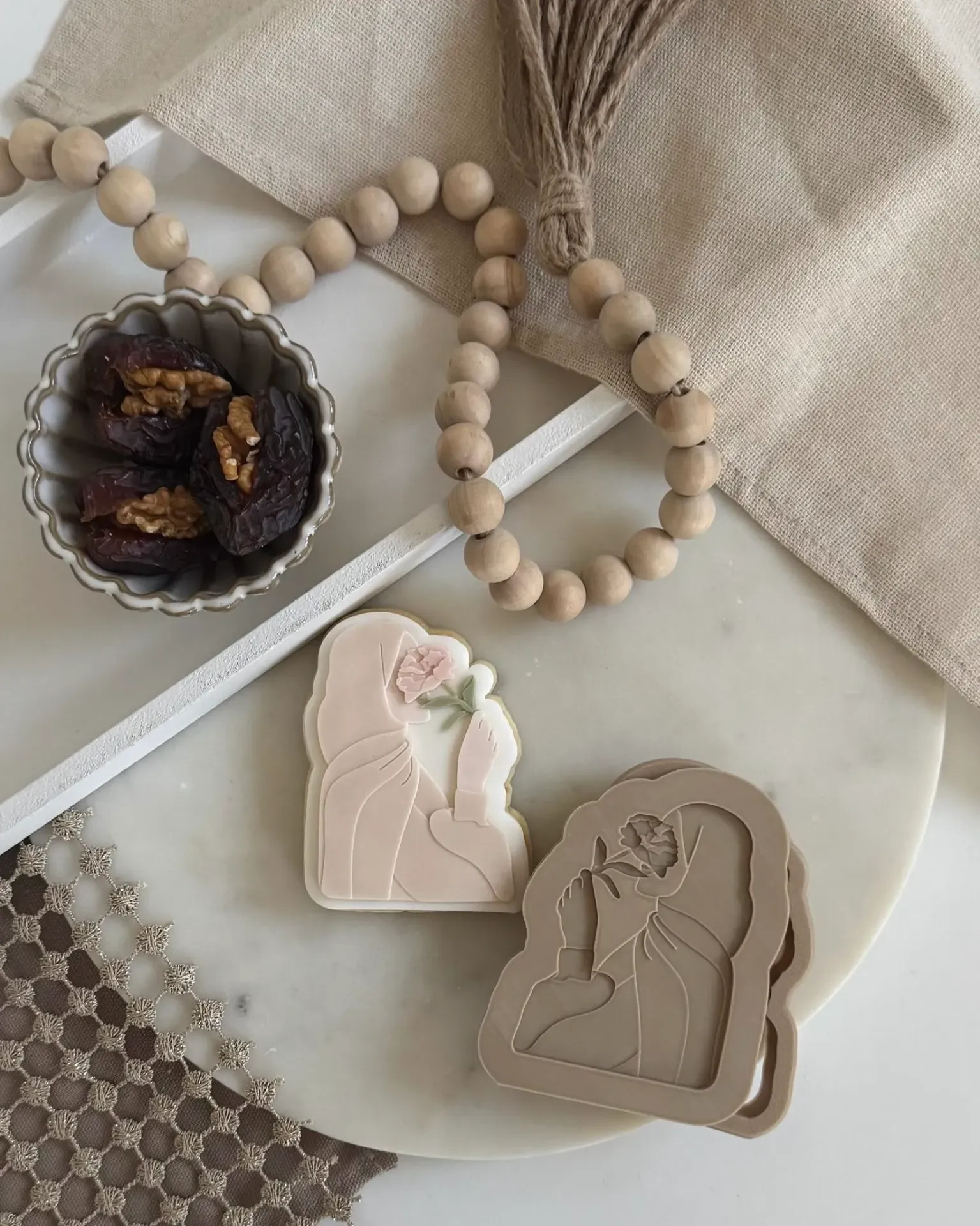 Femme au Hijab & Fleur (Duo)