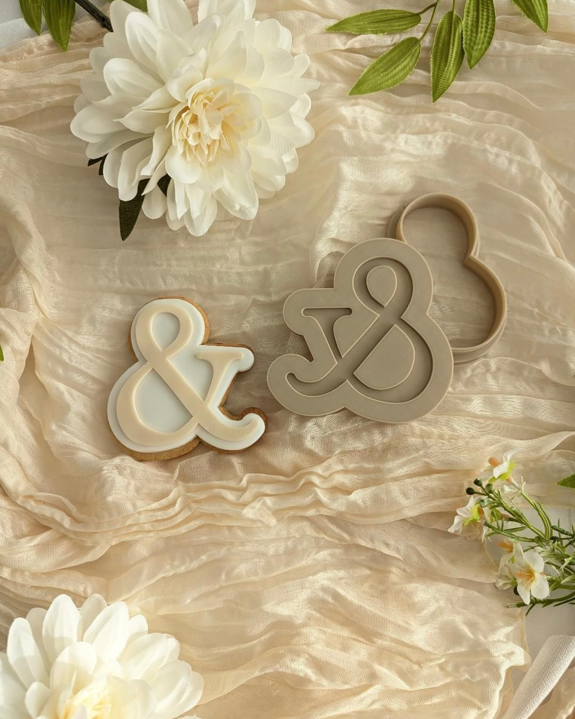 Esperluette Élégante "&"